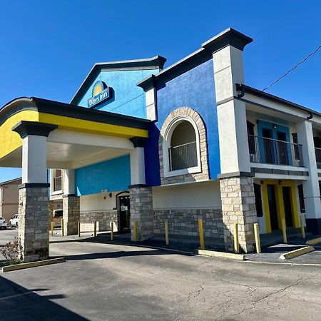 Days Inn By Wyndham Houston East Экстерьер фото