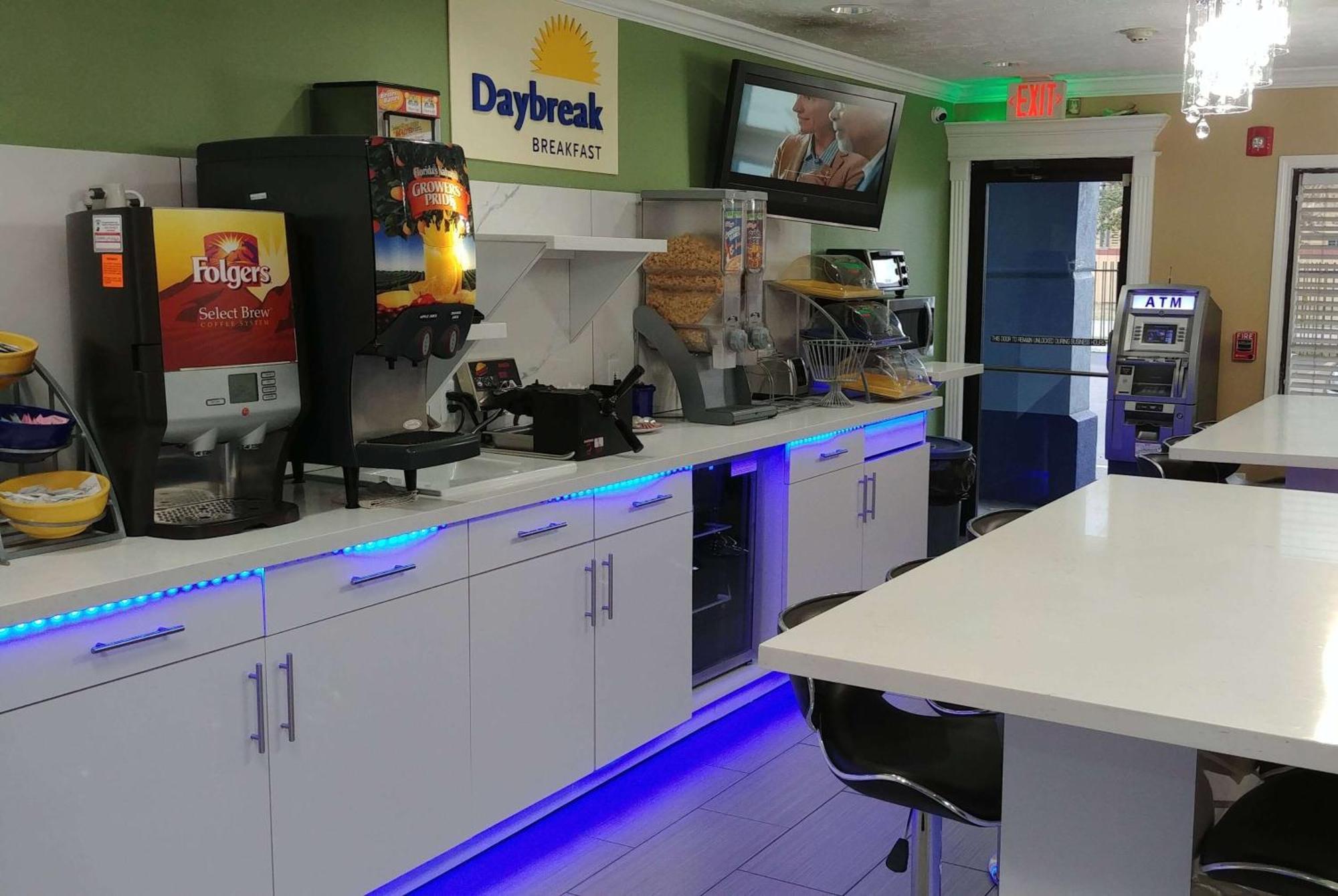 Days Inn By Wyndham Houston East Экстерьер фото