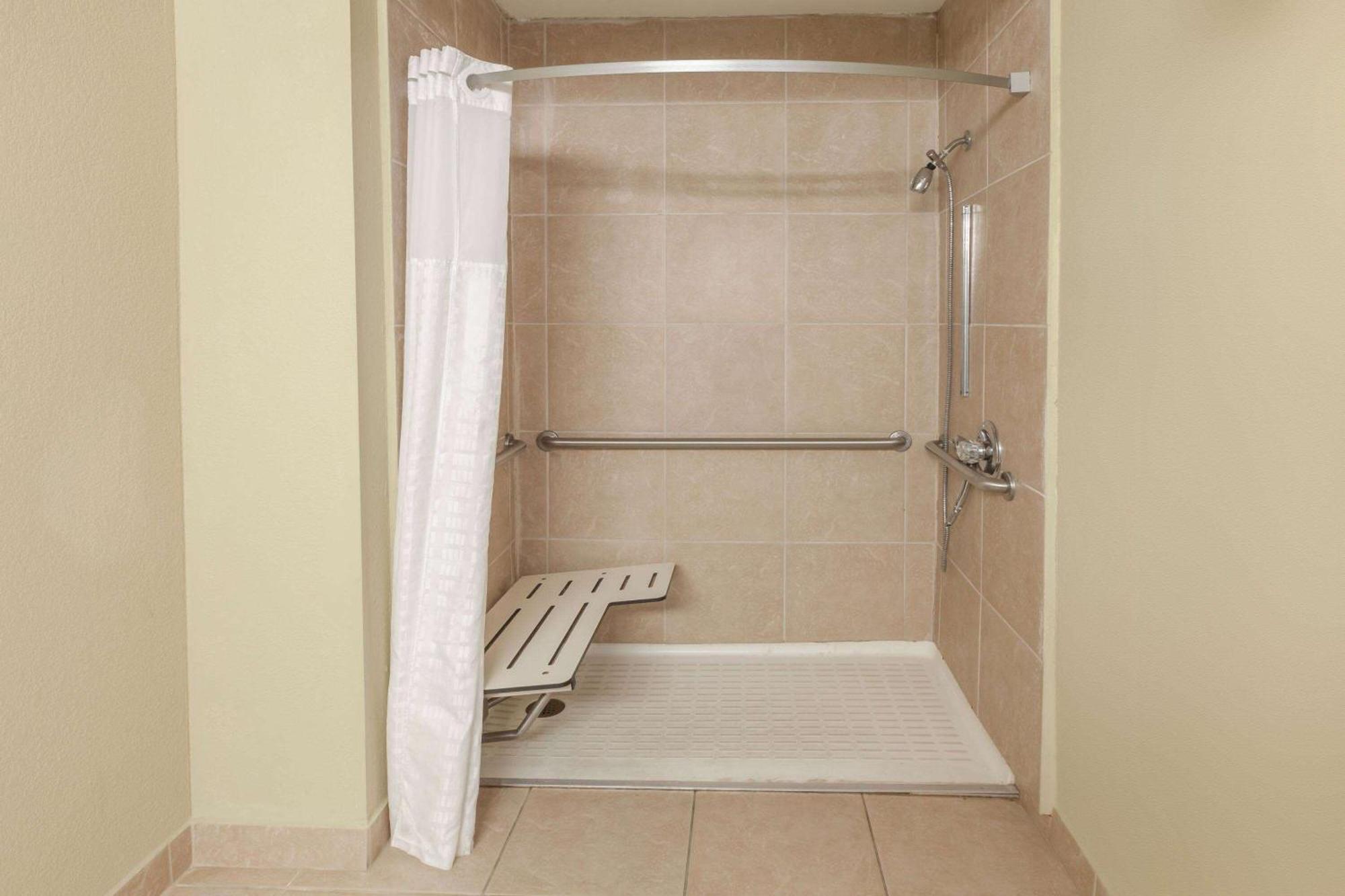 Days Inn By Wyndham Houston East Экстерьер фото