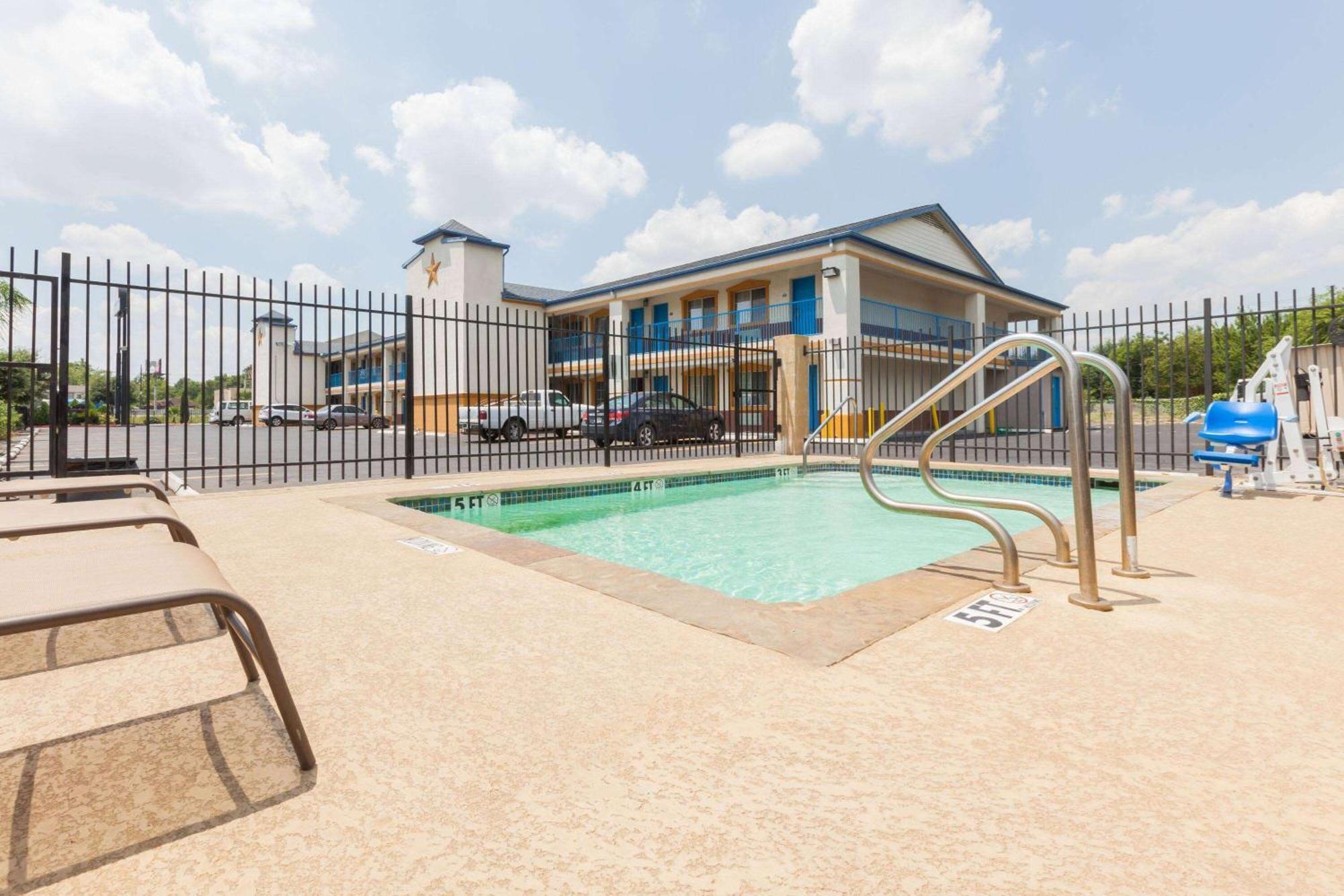 Days Inn By Wyndham Houston East Экстерьер фото