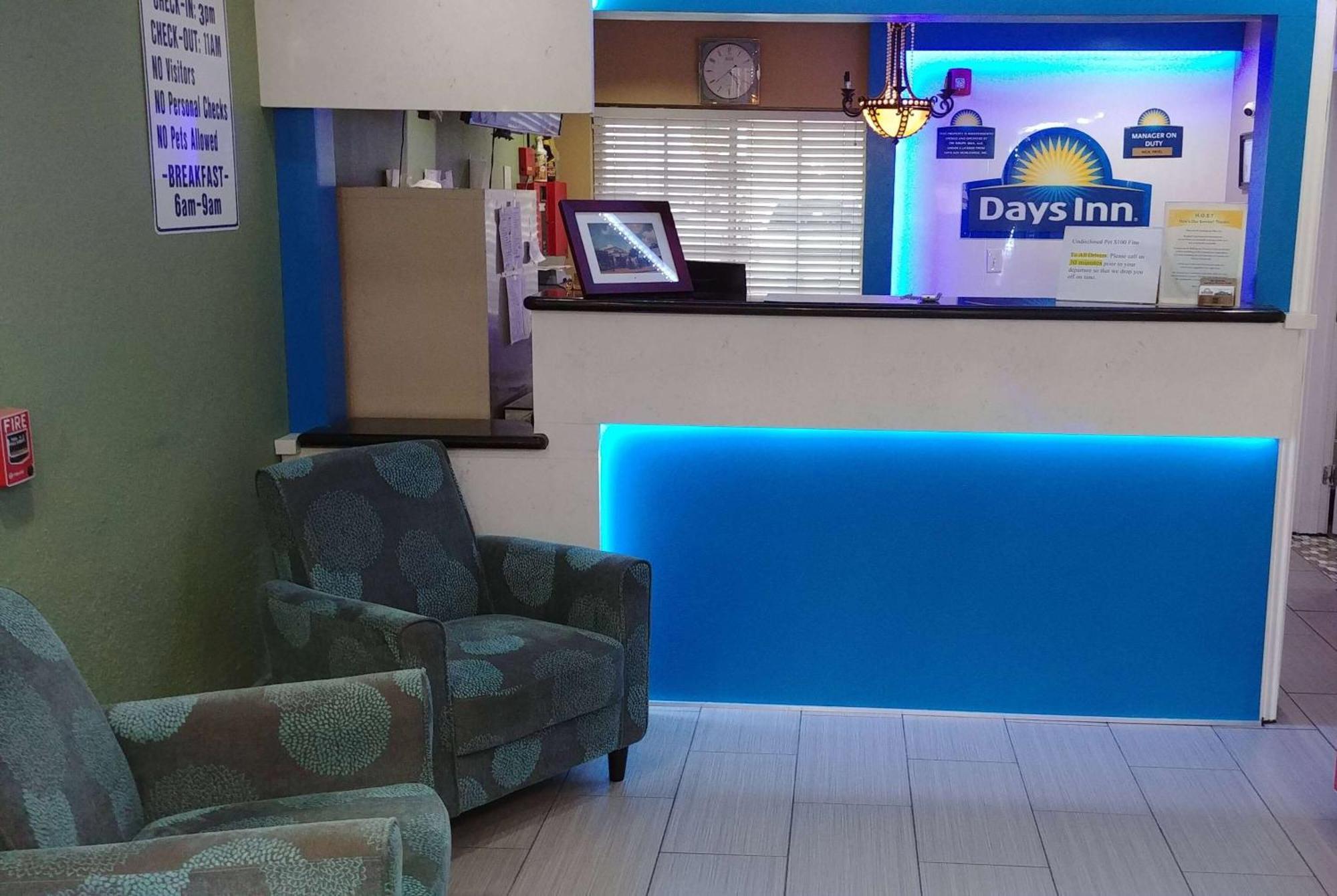 Days Inn By Wyndham Houston East Экстерьер фото