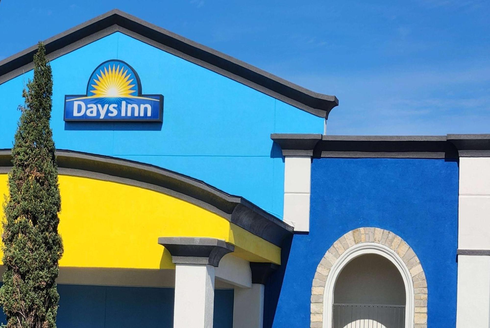 Days Inn By Wyndham Houston East Экстерьер фото