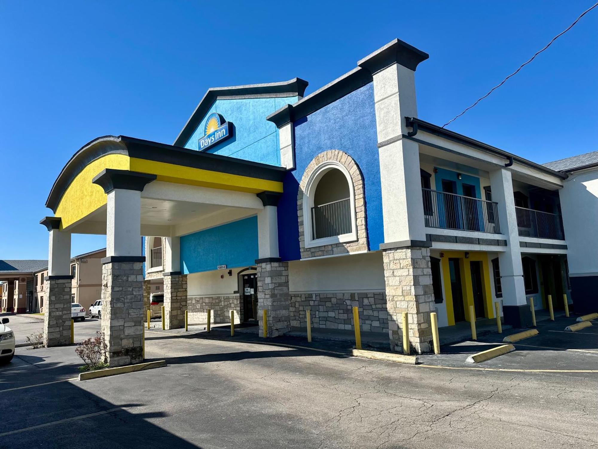 Days Inn By Wyndham Houston East Экстерьер фото