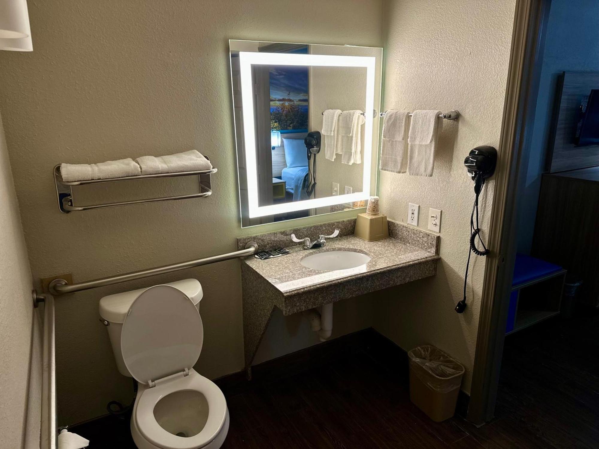 Days Inn By Wyndham Houston East Экстерьер фото