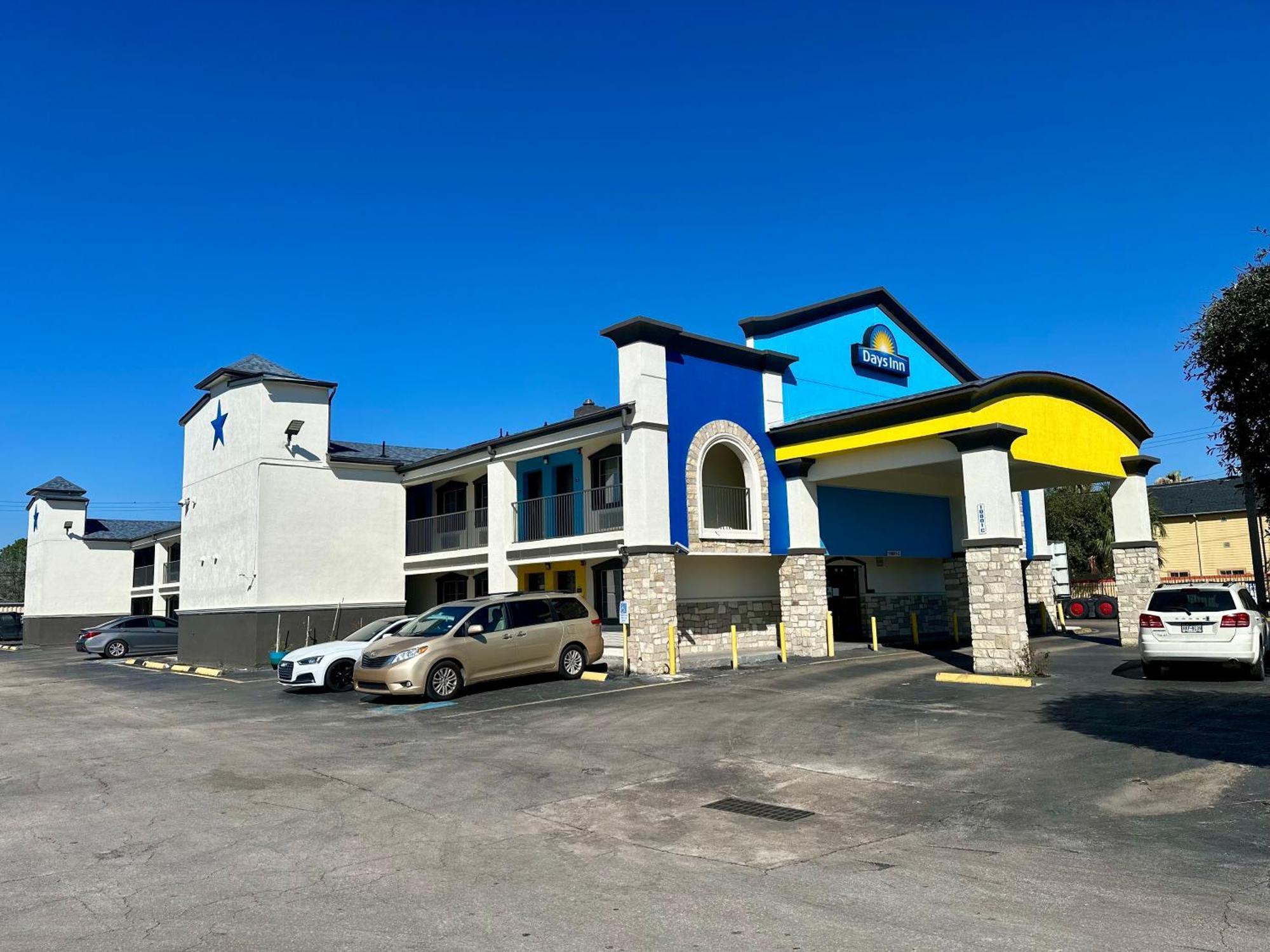 Days Inn By Wyndham Houston East Экстерьер фото