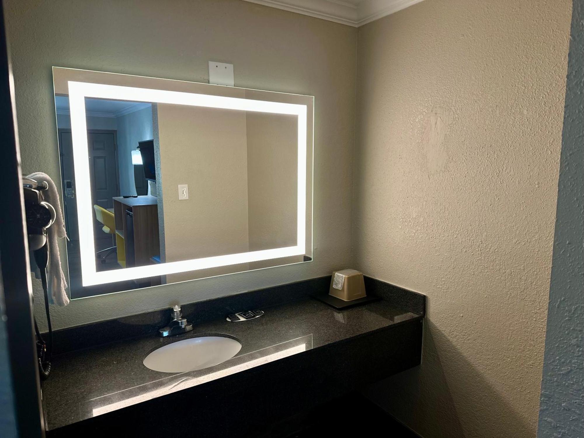 Days Inn By Wyndham Houston East Экстерьер фото