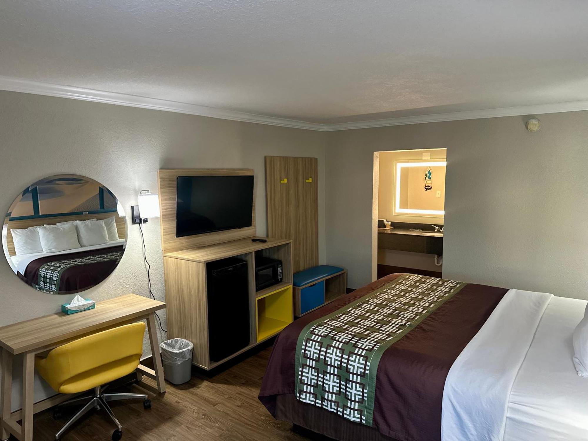 Days Inn By Wyndham Houston East Экстерьер фото