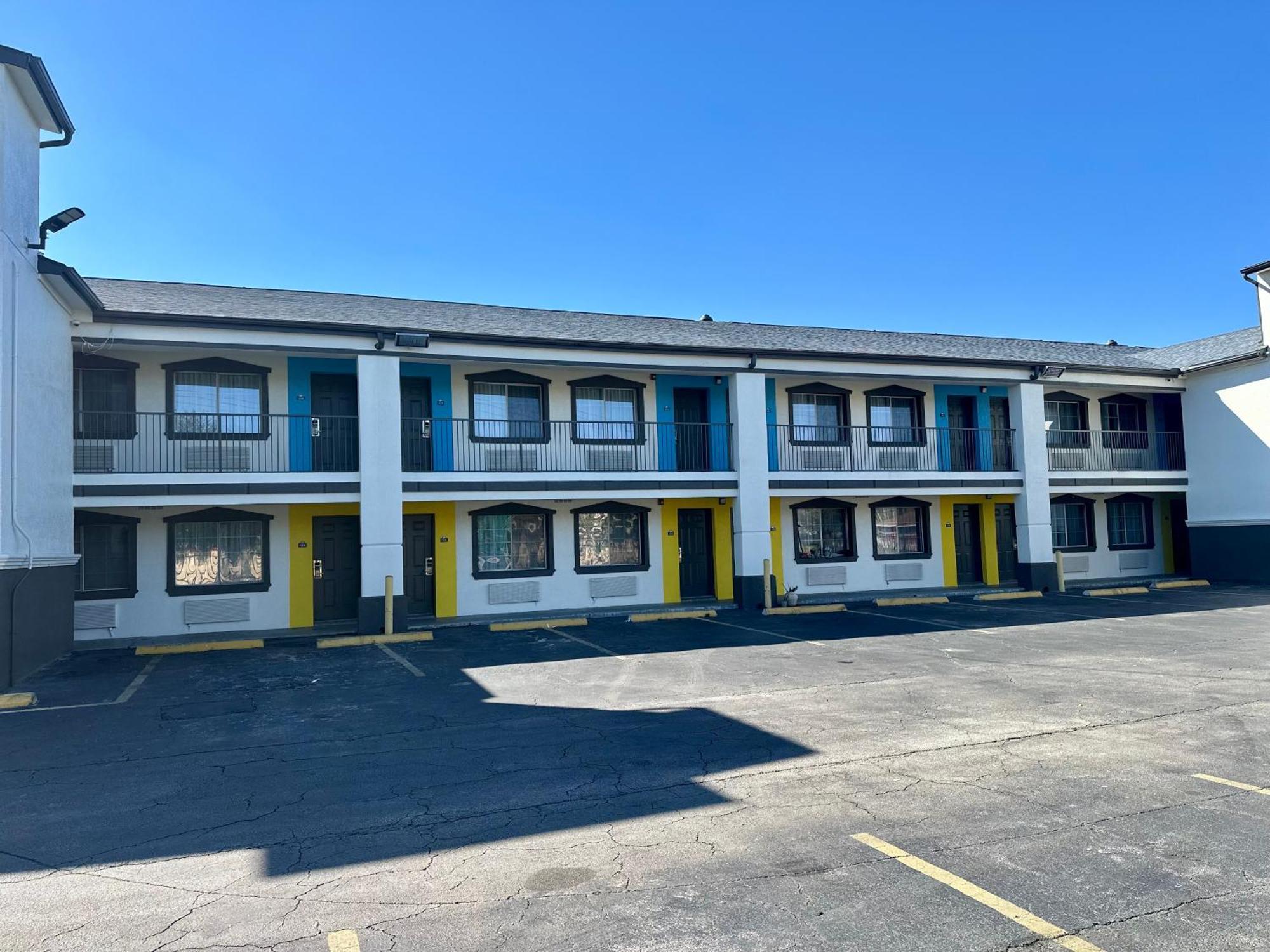 Days Inn By Wyndham Houston East Экстерьер фото