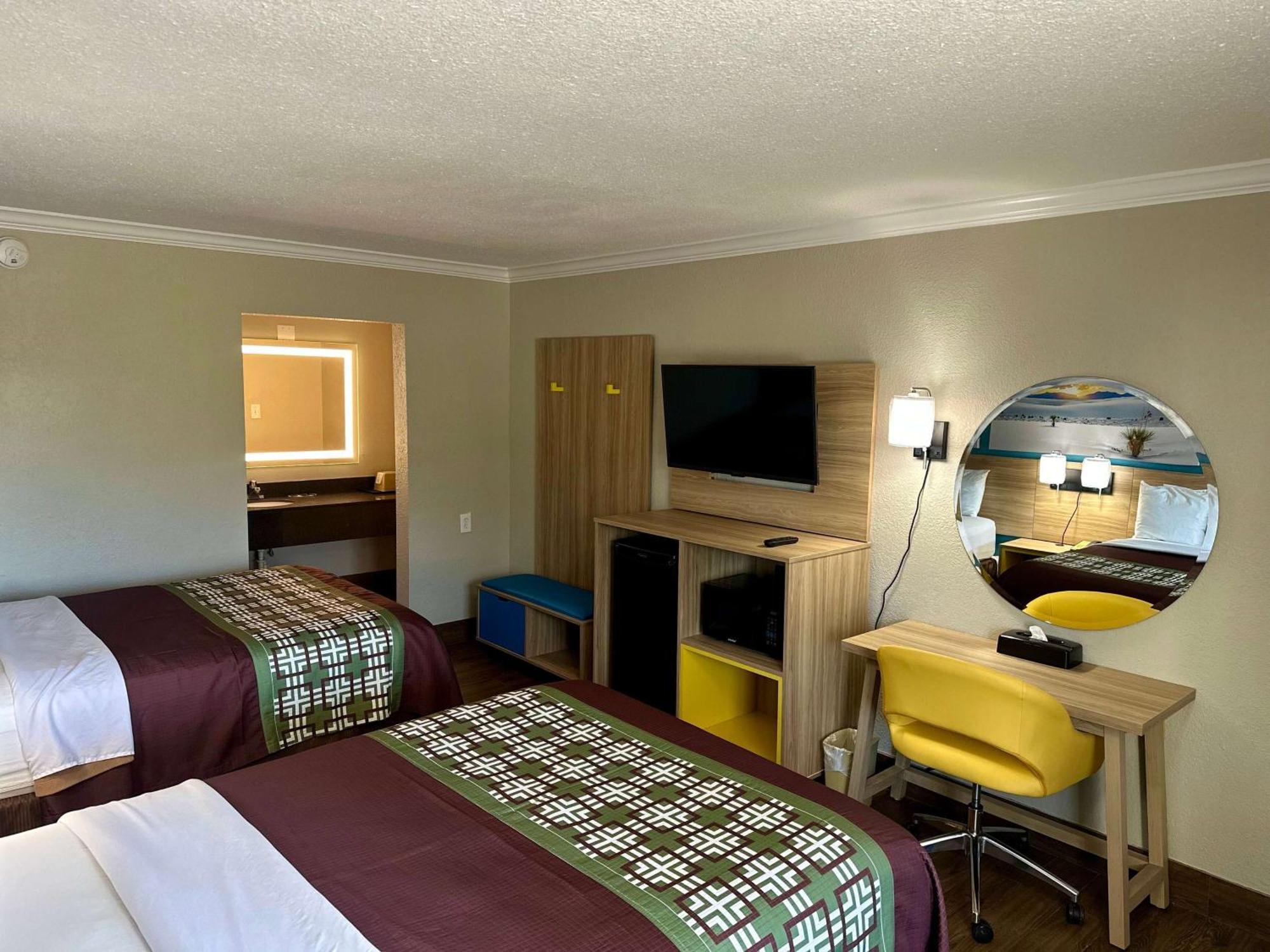 Days Inn By Wyndham Houston East Экстерьер фото