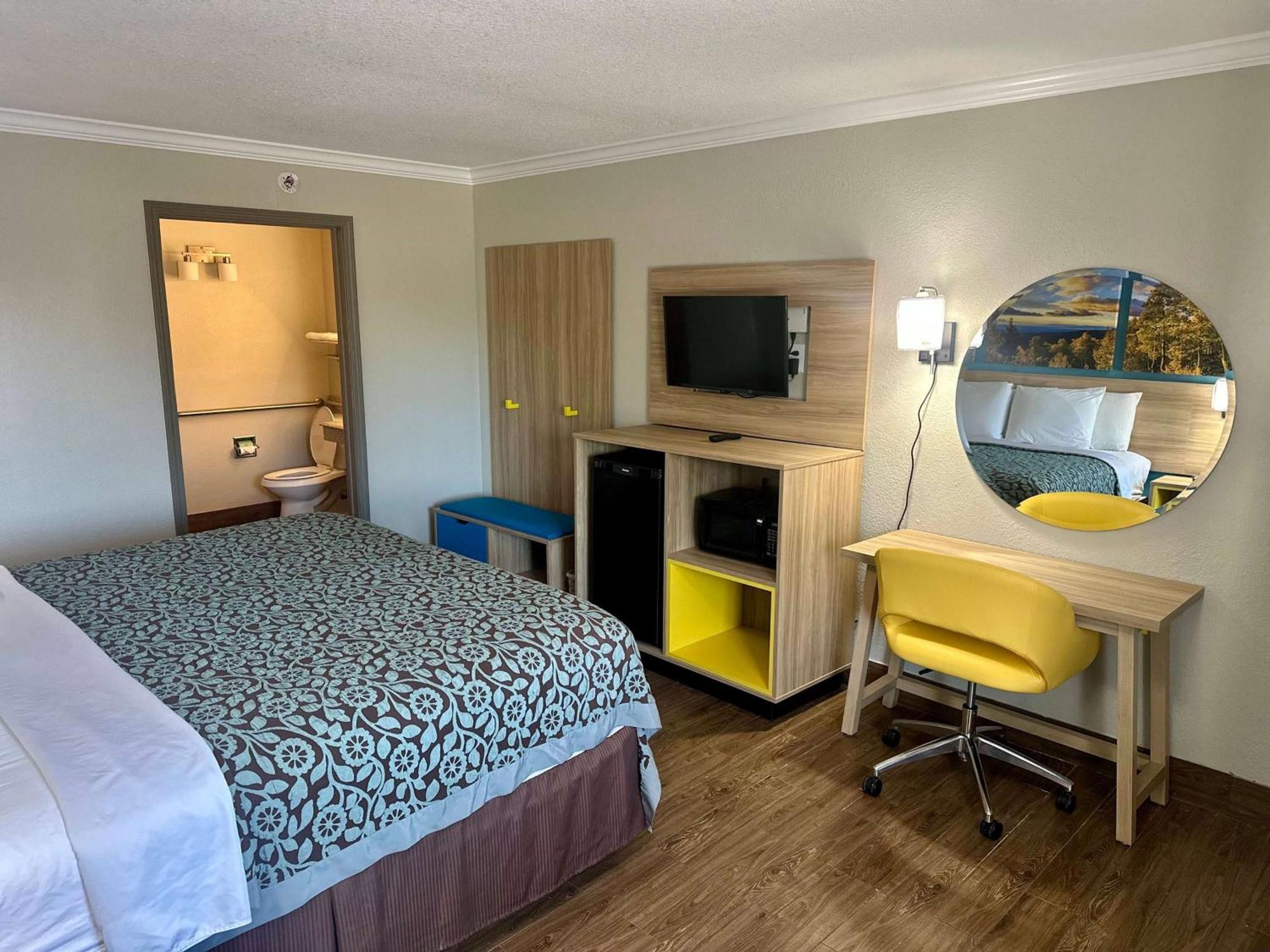 Days Inn By Wyndham Houston East Экстерьер фото