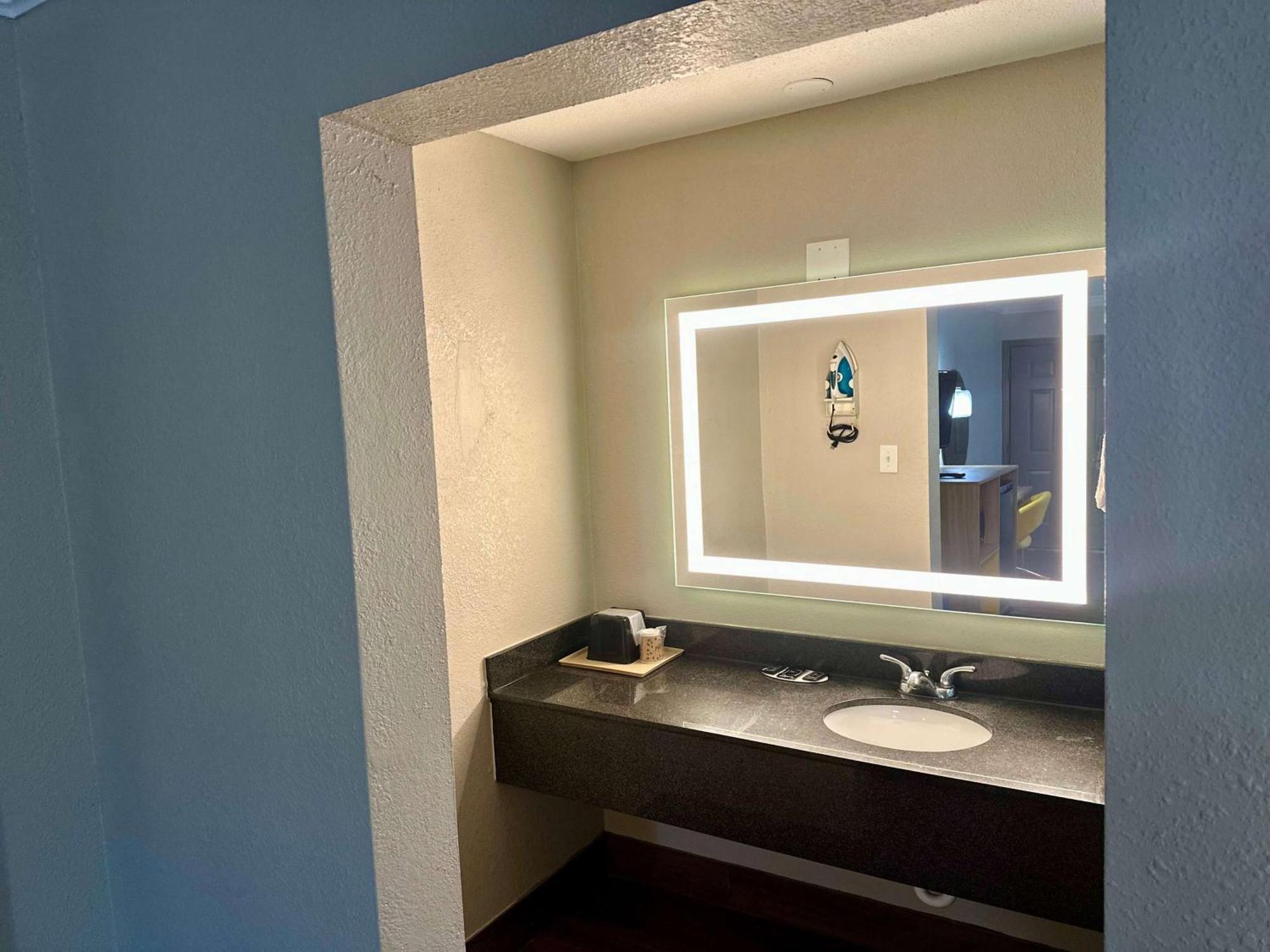 Days Inn By Wyndham Houston East Экстерьер фото