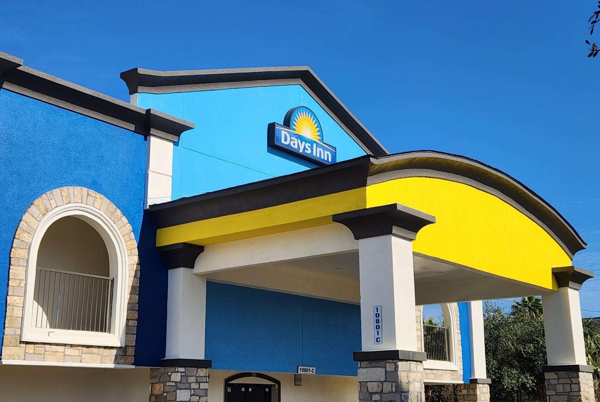 Days Inn By Wyndham Houston East Экстерьер фото