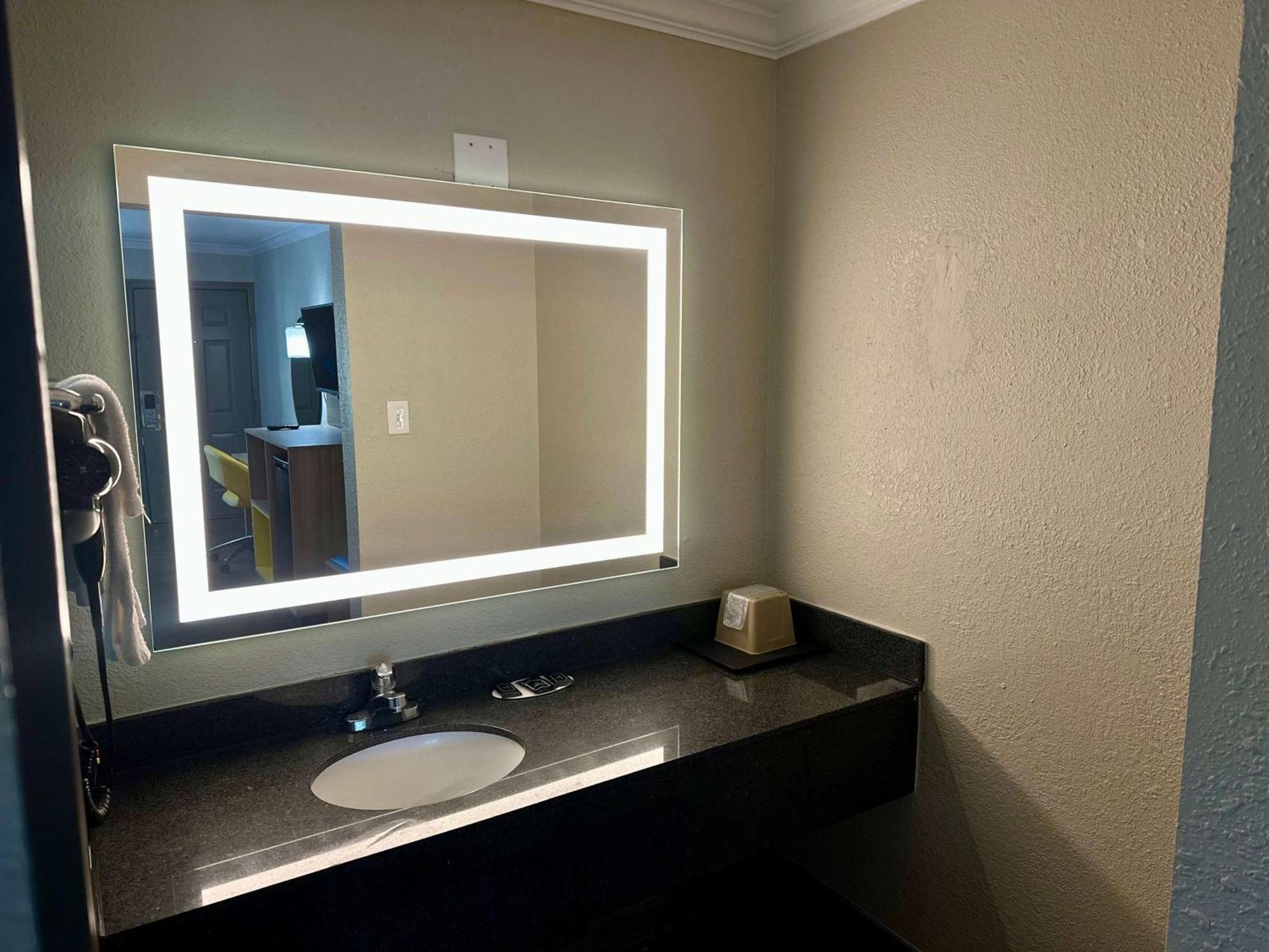 Days Inn By Wyndham Houston East Экстерьер фото