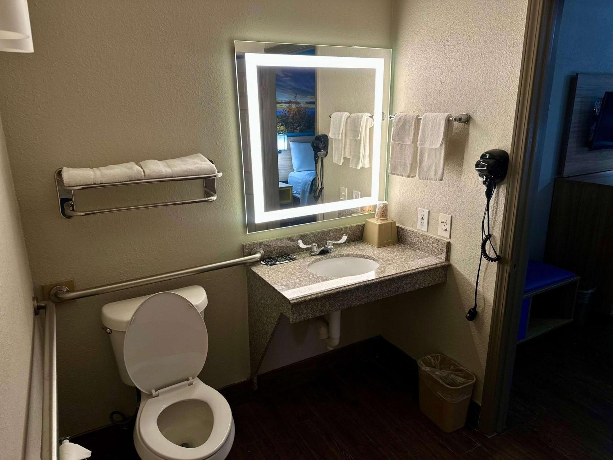 Days Inn By Wyndham Houston East Экстерьер фото